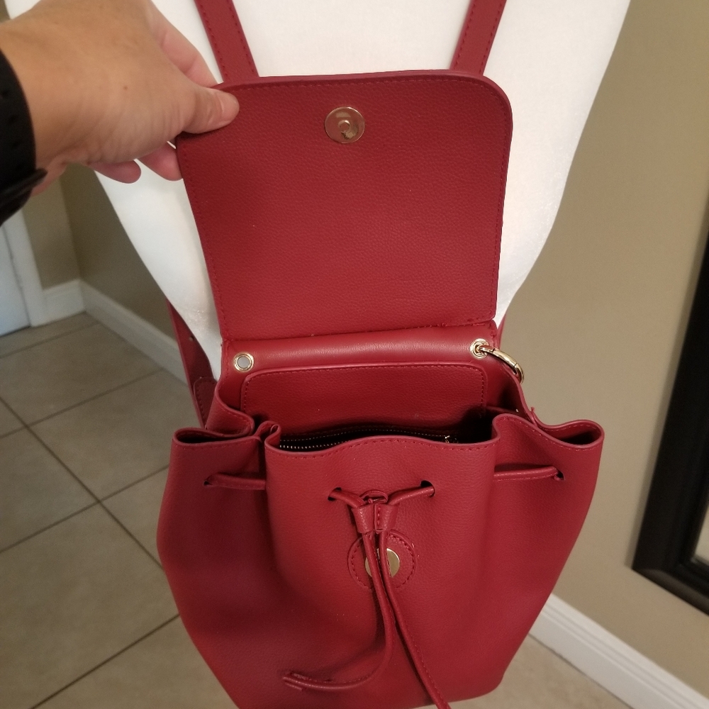 Red backpack - Picture 3 of 4